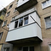 Скління балкона в панельному будинку компанією Ваш Балкон