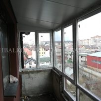 Скління П-образного балкона ламінованим профілем у Львові 8