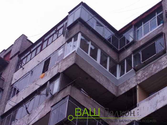 Балкон з поворотом: скління з виносом вперед – Ваш Балкон