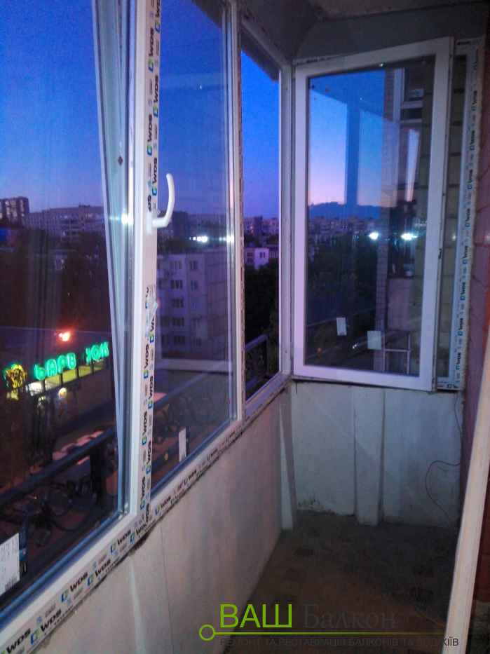 Скління балкона з кованою огорожею для безпеки – Ваш Балкон