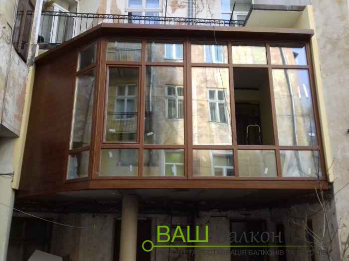 Засклення балконної тераси з дахом Львів – Ваш Балкон