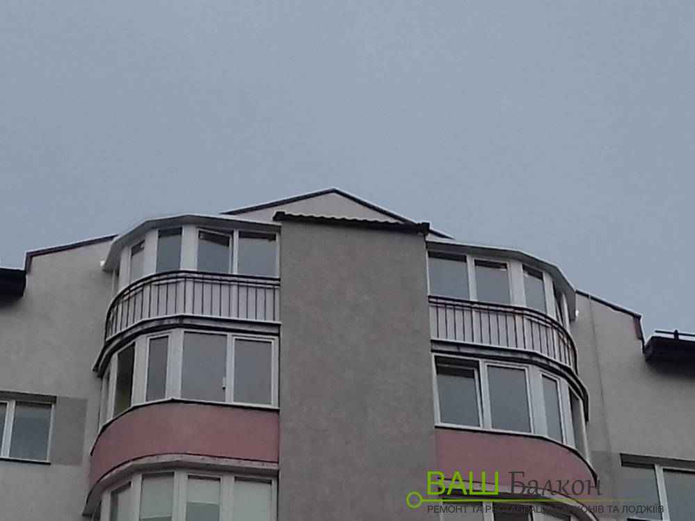 Радиусный (закругленный) балкон с крышей Львов