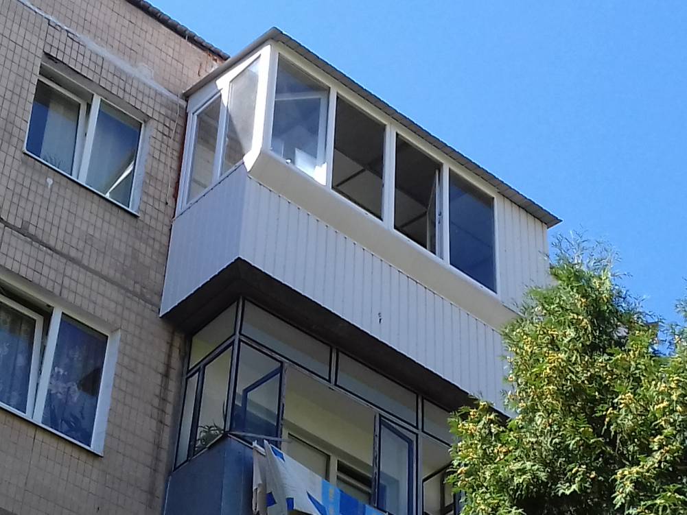 Расширение балкона по плите и его остекление — Ваш Балкон