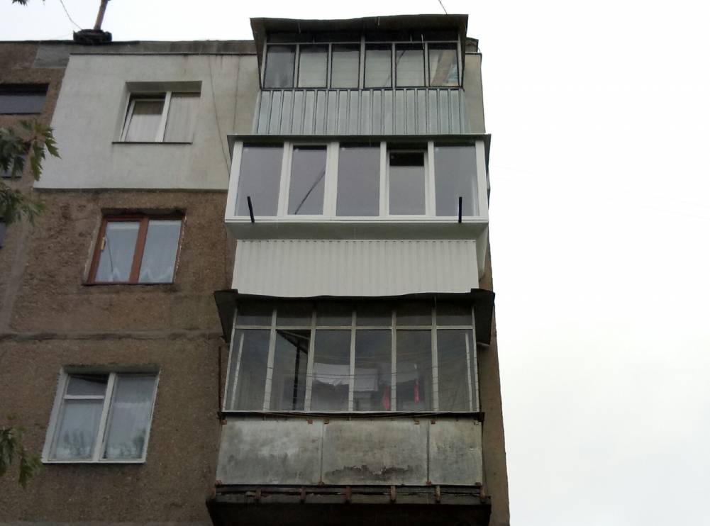 Остекление балкона с выносом вперед по подоконнику Львов