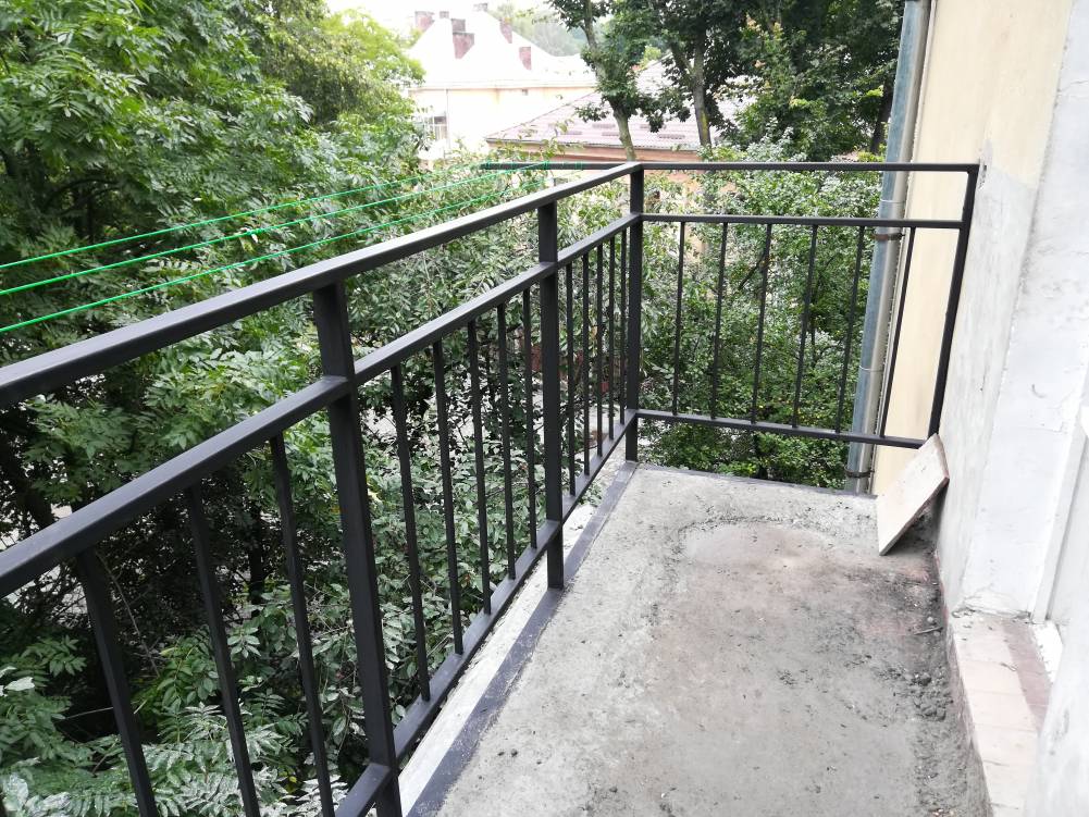 Розширення плити балкона зі зварюванням декоративних перил – Ваш Балкон