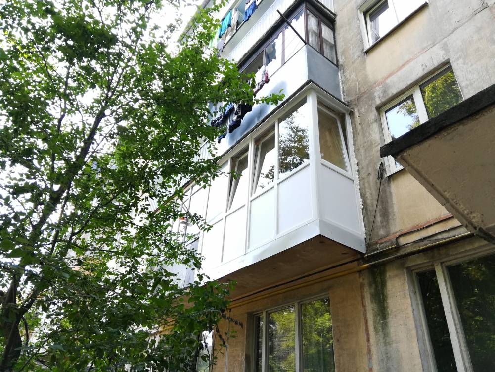Скління балкона у Львові