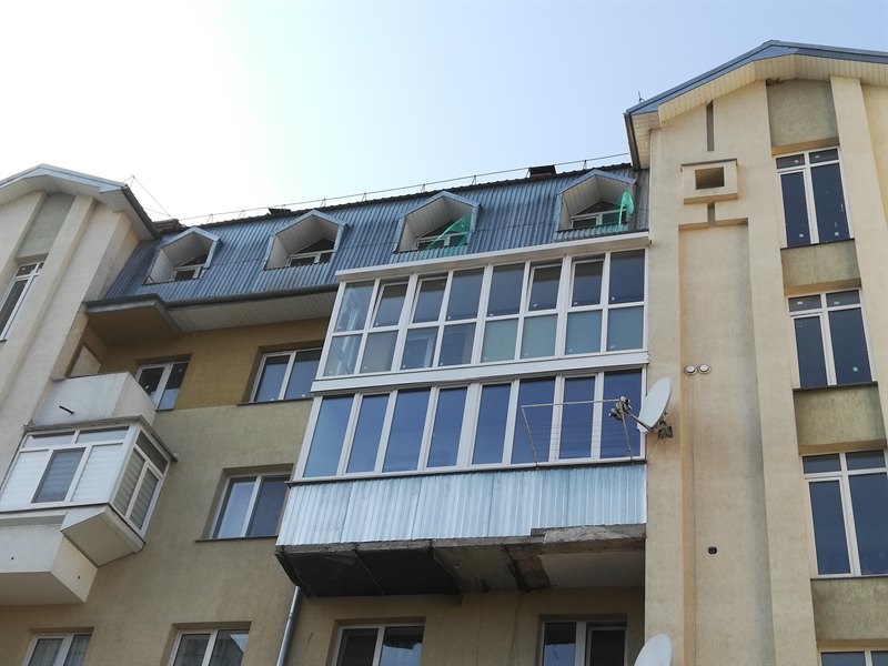 Панорамне скління балкона з вирівнюванням основи – Ваш Балкон