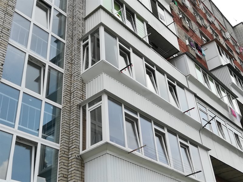 Розширення балкона на рівні підвіконня з засклінням – Ваш Балкон