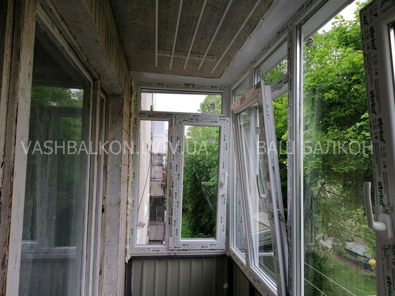 Скління балкона з новими поручнями Львів – Ваш Балкон