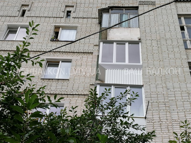 Остекление балкона с выносом окнами Львов