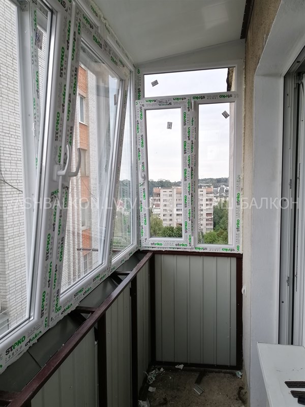 Скління балкона з дахом на останньому поверсі