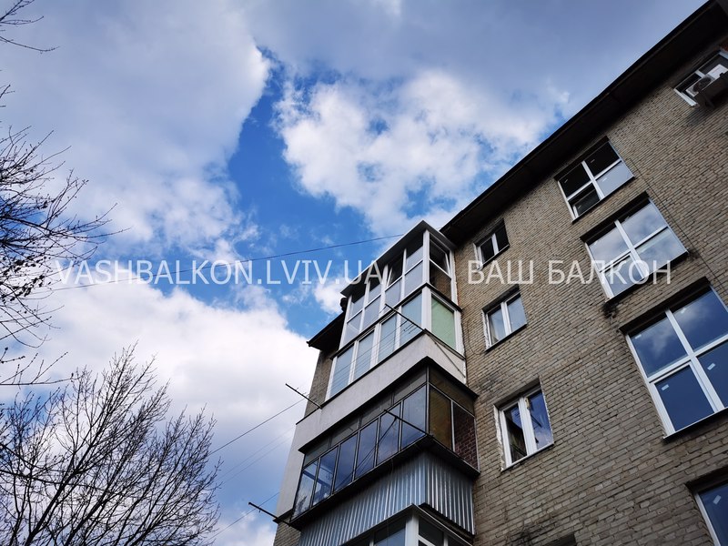 Панорамное остекление балкона с крышей из сендвича Львов