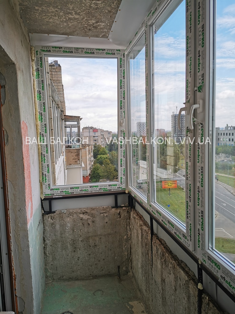 Встановлення вікон на балконі з вирівнюванням основи