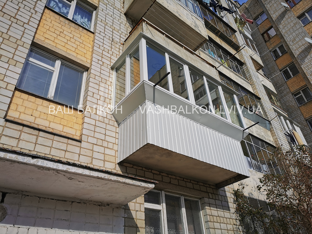 Балкон с выносом на балконных плитах Львов