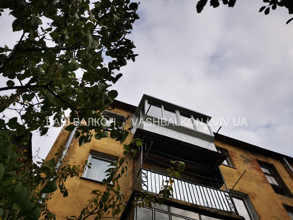 Ремонт балкона з дахом з сендвіча на останньому поверсі Львів