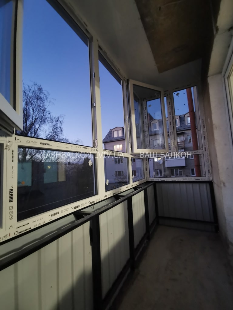 Металлопластиковый балкон Львов: остекление на новом парапете