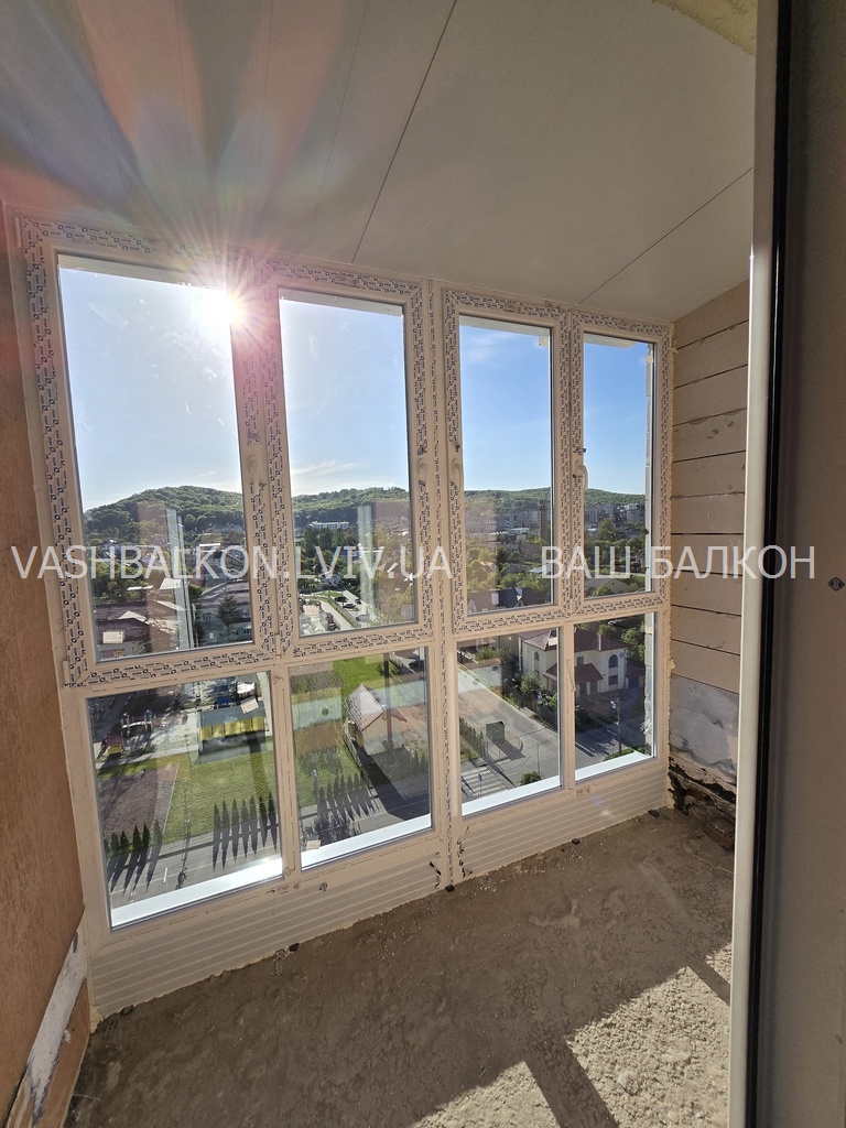 Скління лоджії з дахом Винники